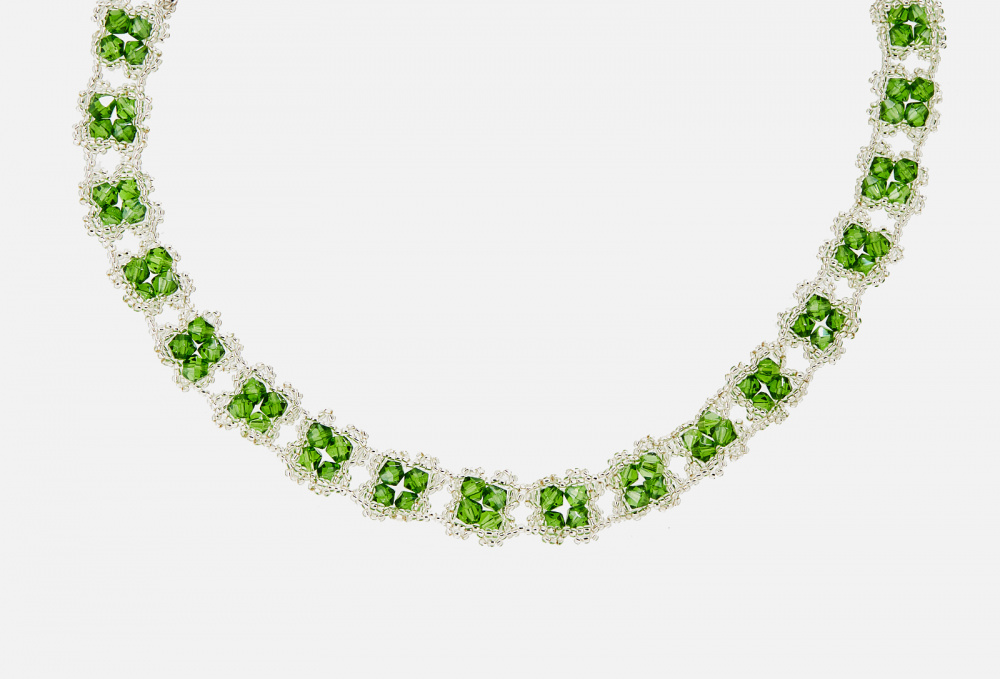 Колье BEADED BREAKFAST Clover Necklace Emerald 1 шт